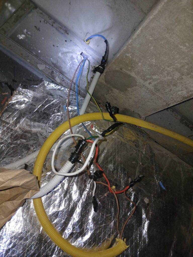 ตรวจเช็กจุดต่อสายไฟบนฝ้า