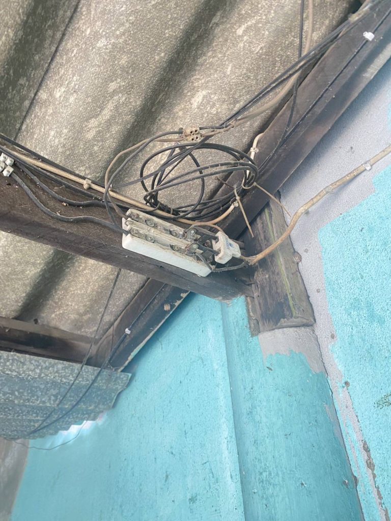 จุดต่อสายไฟเก่าบริเวณใต้หลังคา