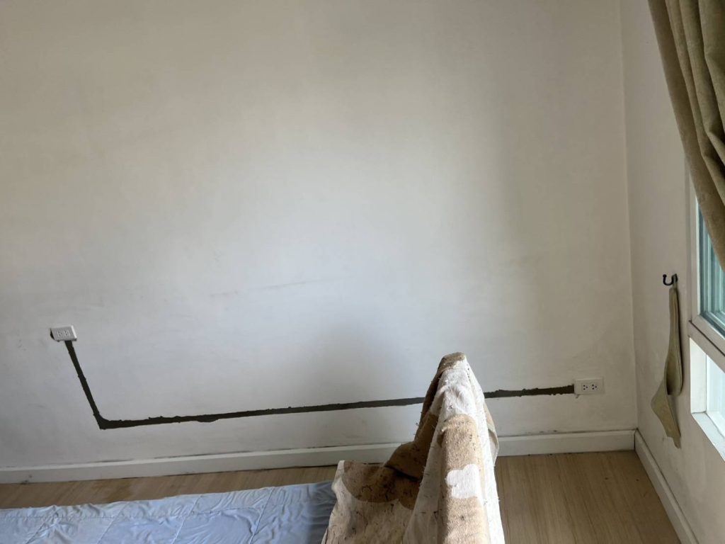 กรีดผนังฝังสาย