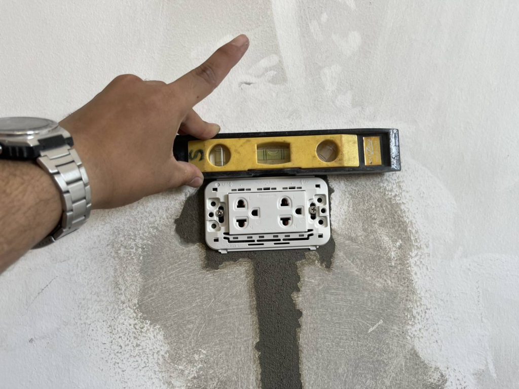 ติดตั้งปลั๊กไฟ