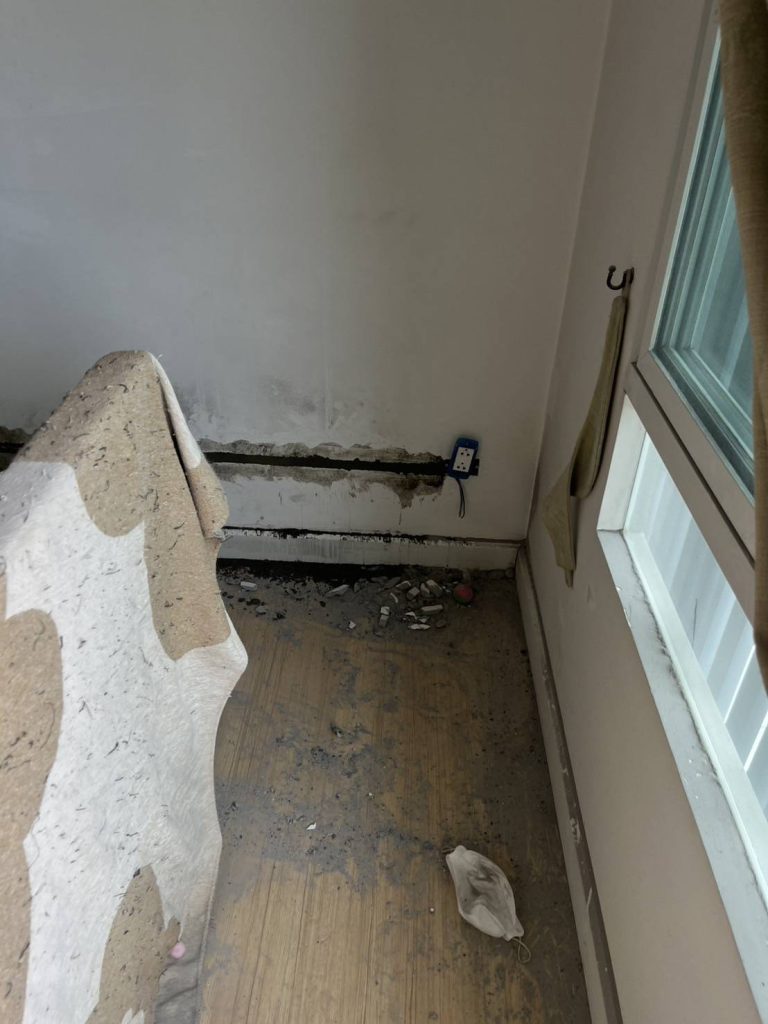 กรีดผนังฝังสายไฟ