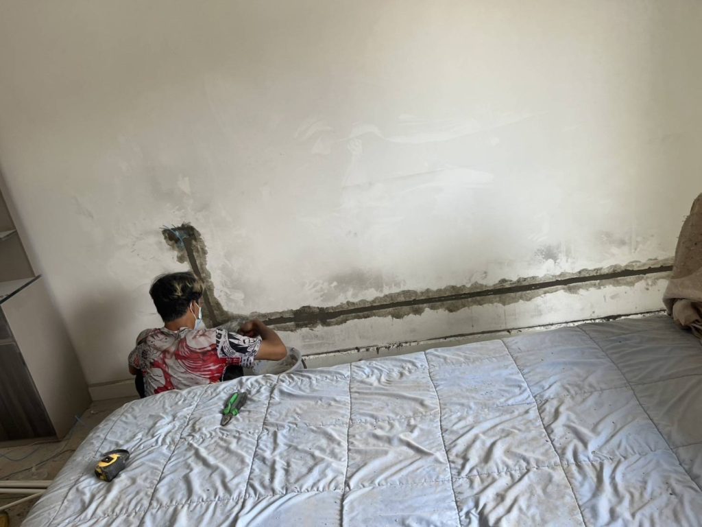 กรีดผนังฝังสายไฟ