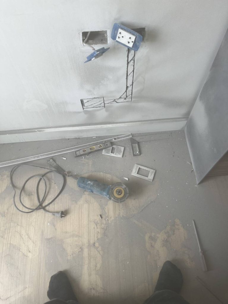 กรีดผนังฝังสายไฟ