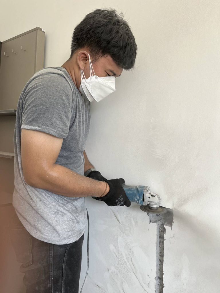 กรีดปูนฝังท่อสายไฟ