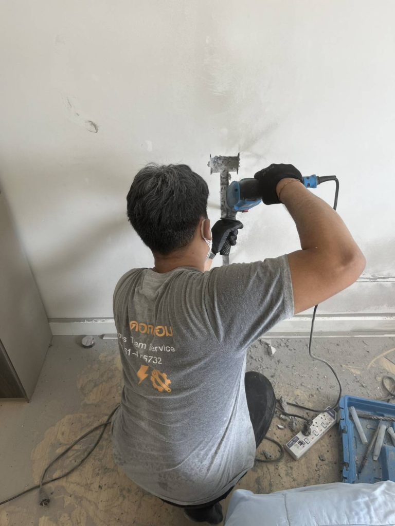 กรีดปูนฝังท่อสายไฟ