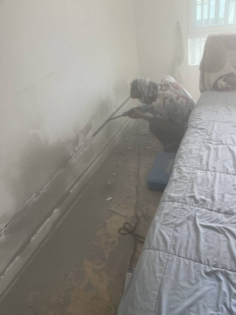 กรีดปูนฝังท่อสายไฟ