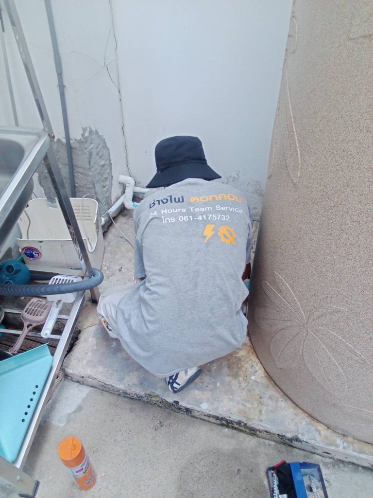 ช่างกำลังตรวจเช็กปั๊มน้ำ