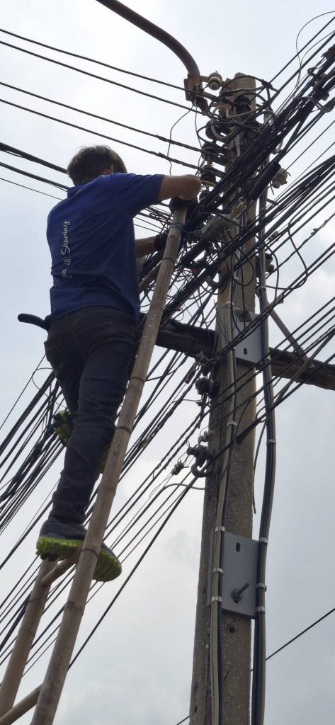 ปีนเสาดึงสายเมน