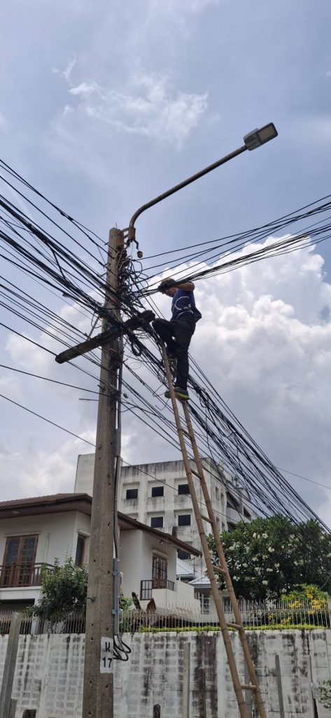ปีนเสาดึงสายเมน