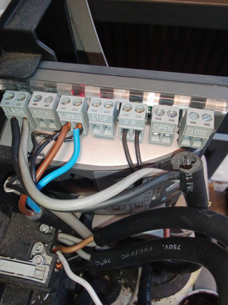 จุดต่อสายไฟวงจรประตูรีโมท