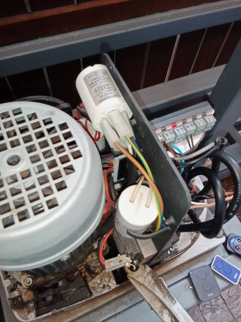 ซ่อมมอเตอร์ประตูรีโมท