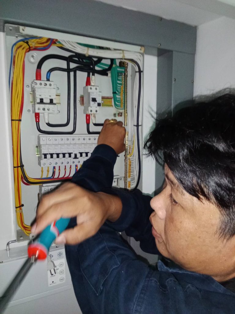 ซ่อมไฟหน้าตู้โหลดเซ็นเตอร์