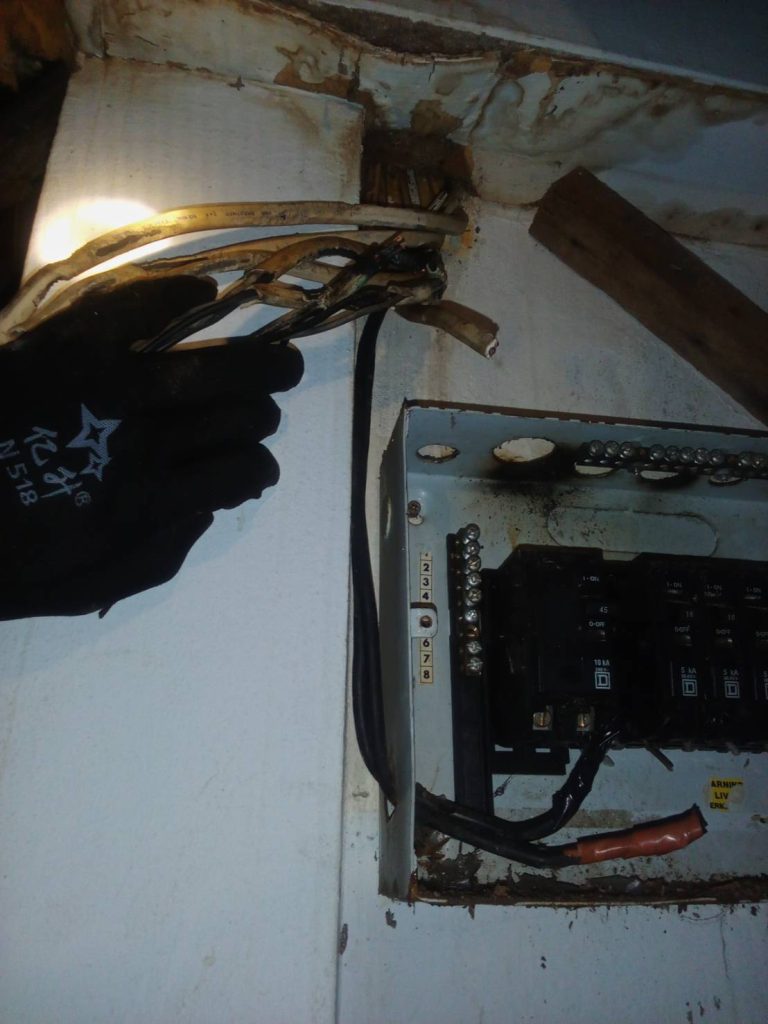 สายไฟช็อตไหม้ในตู้คอนซูมเมอร์