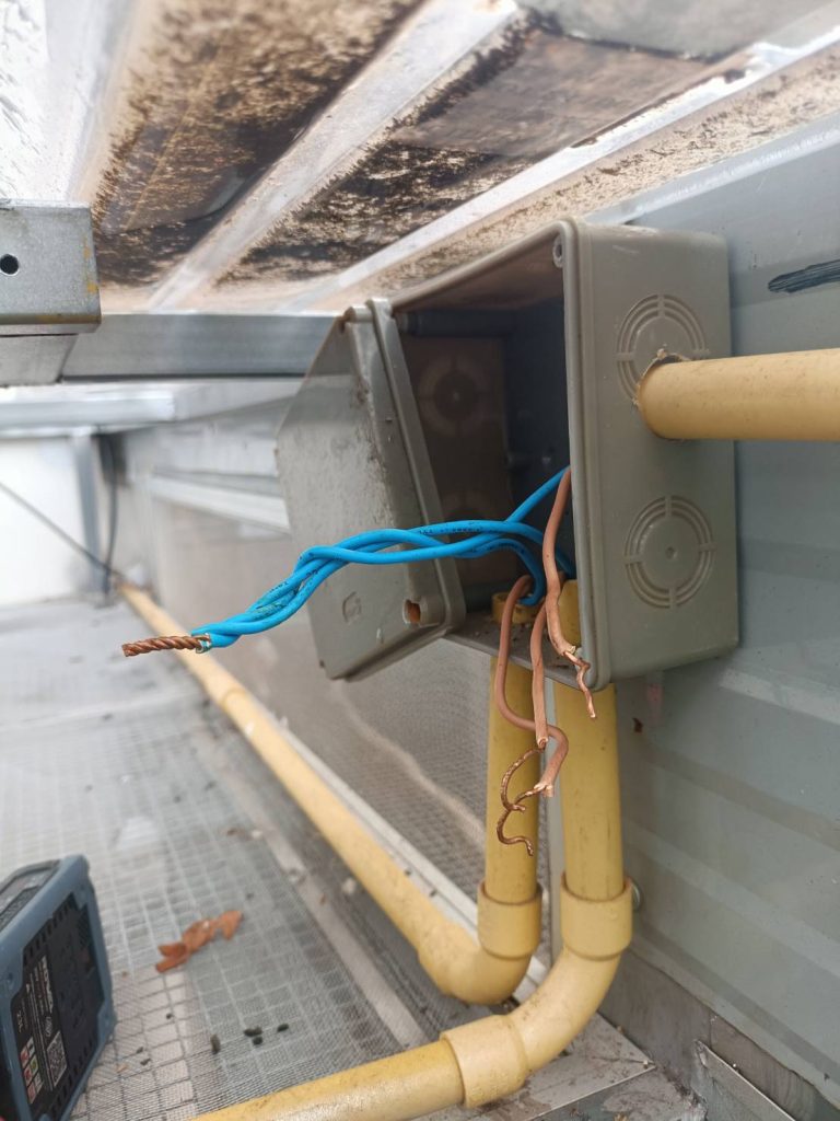 กล่องพักสายไฟ