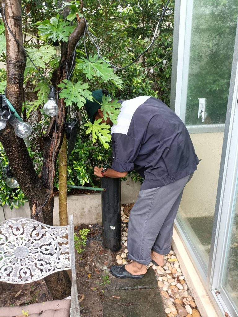 ตรวจเช็กโคมไฟแต่งสวน