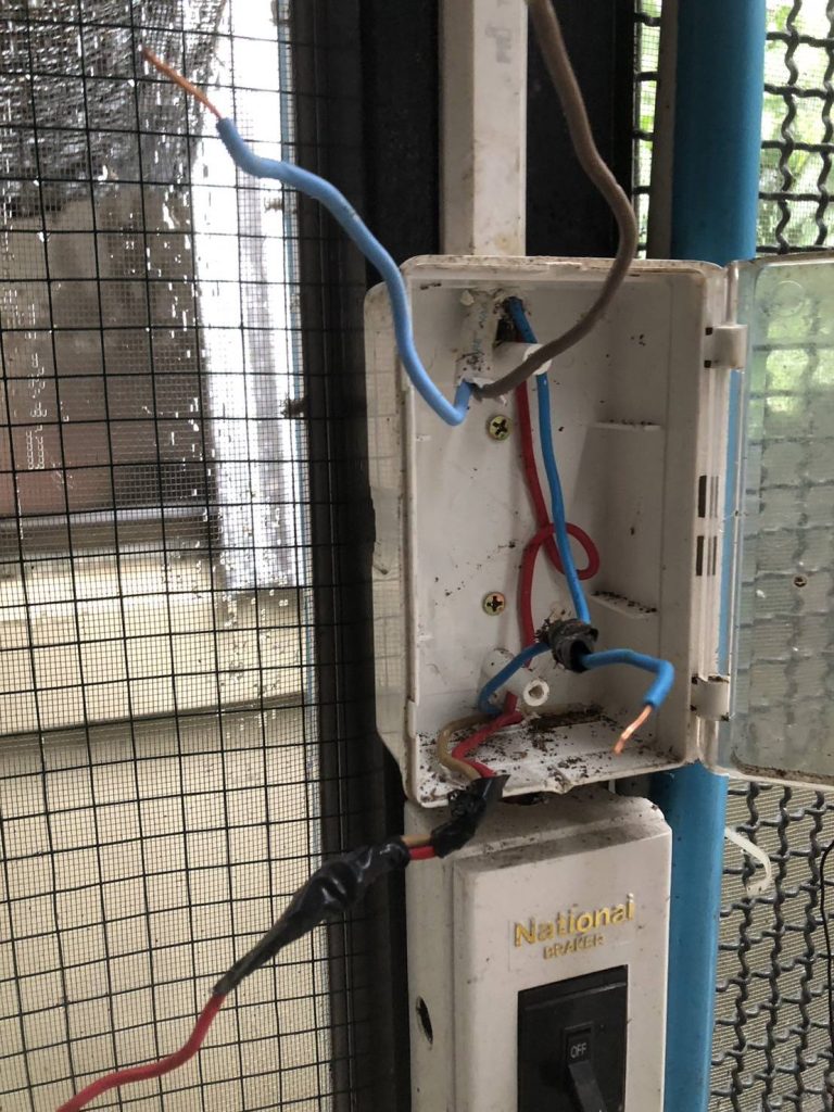 รื้อปลั๊กซ่อมสายไฟ