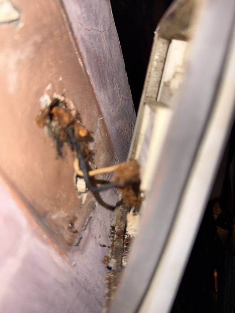 สายไฟชำรุด