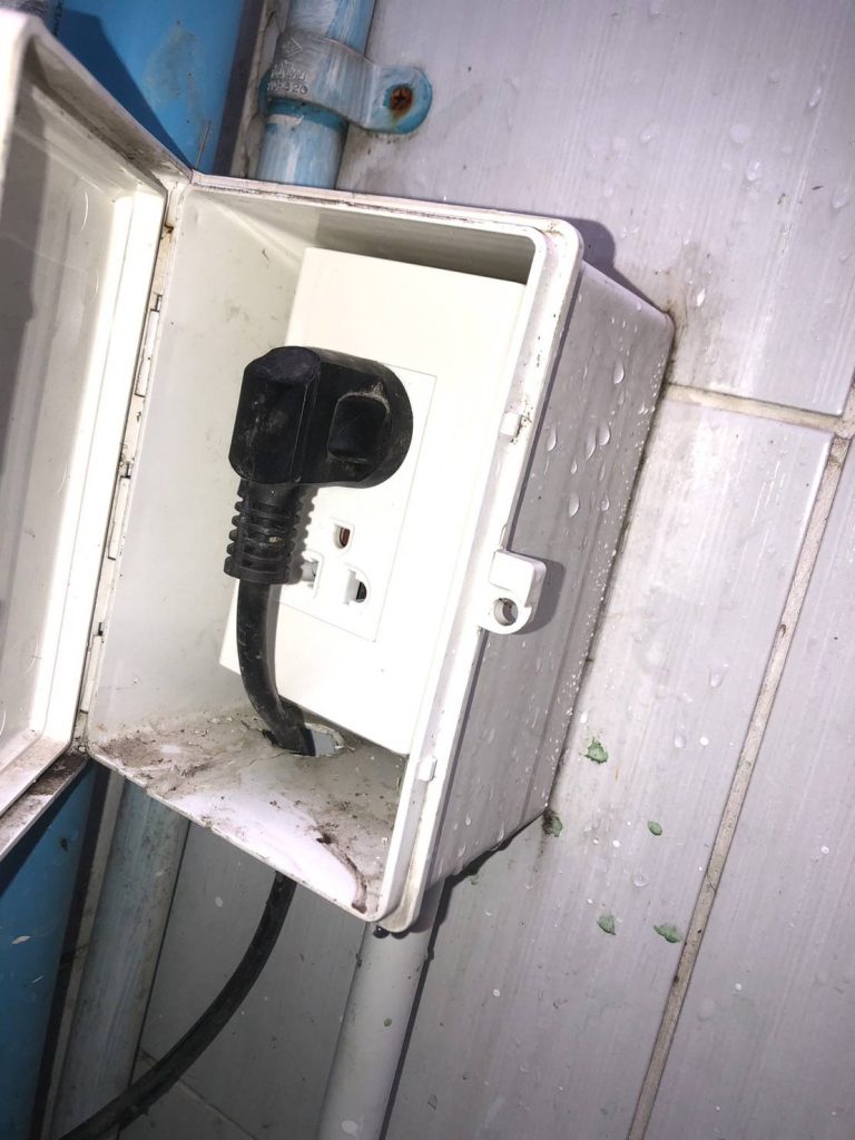 ปลั๊กไฟในกล่องกันน้ำ