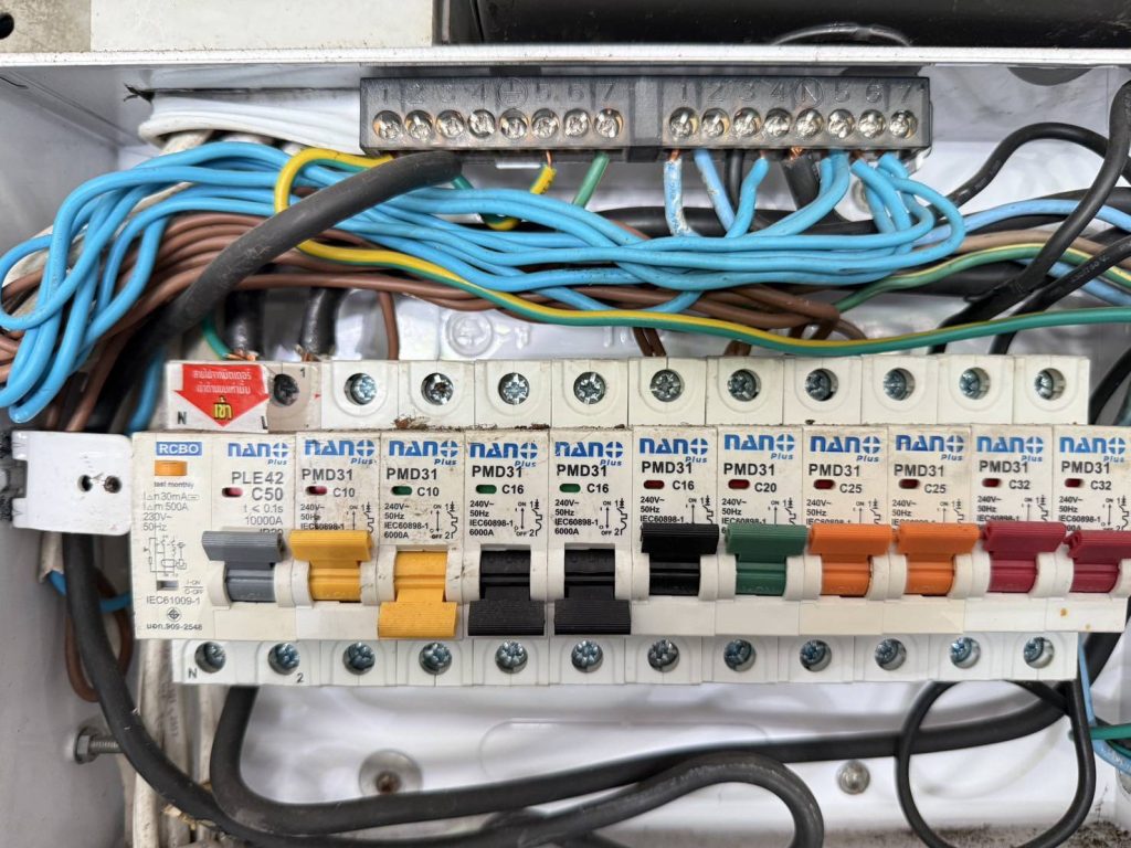 เบรกเกอร์ในตู้คอนซูมเมอร์