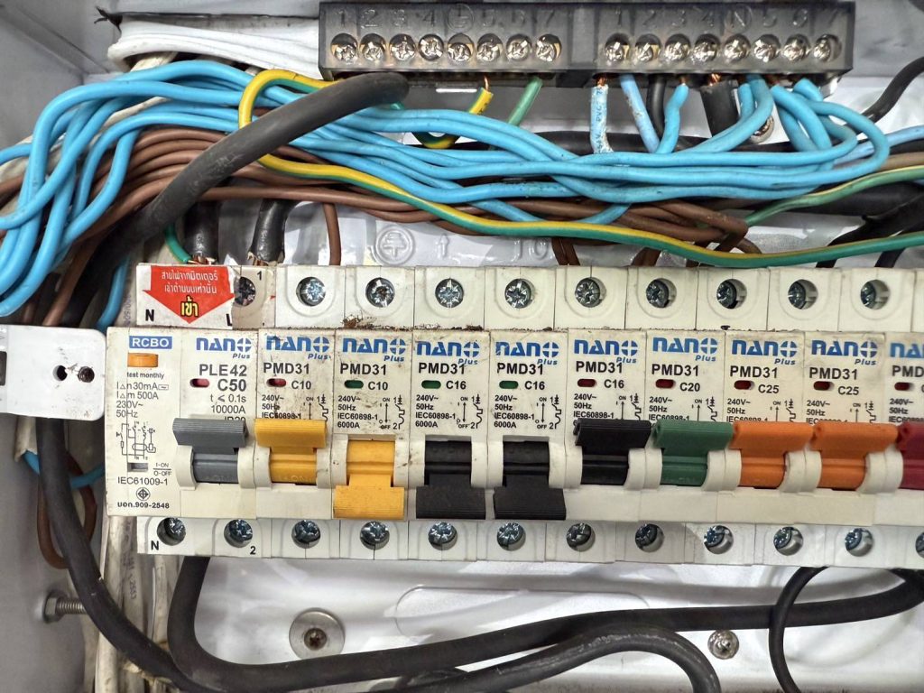 เบรกเกอร์ในตู้คอนซูมเมอร์