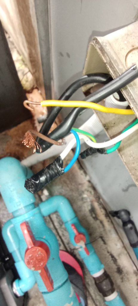 เช็กสายไฟในกล่องพักสาย