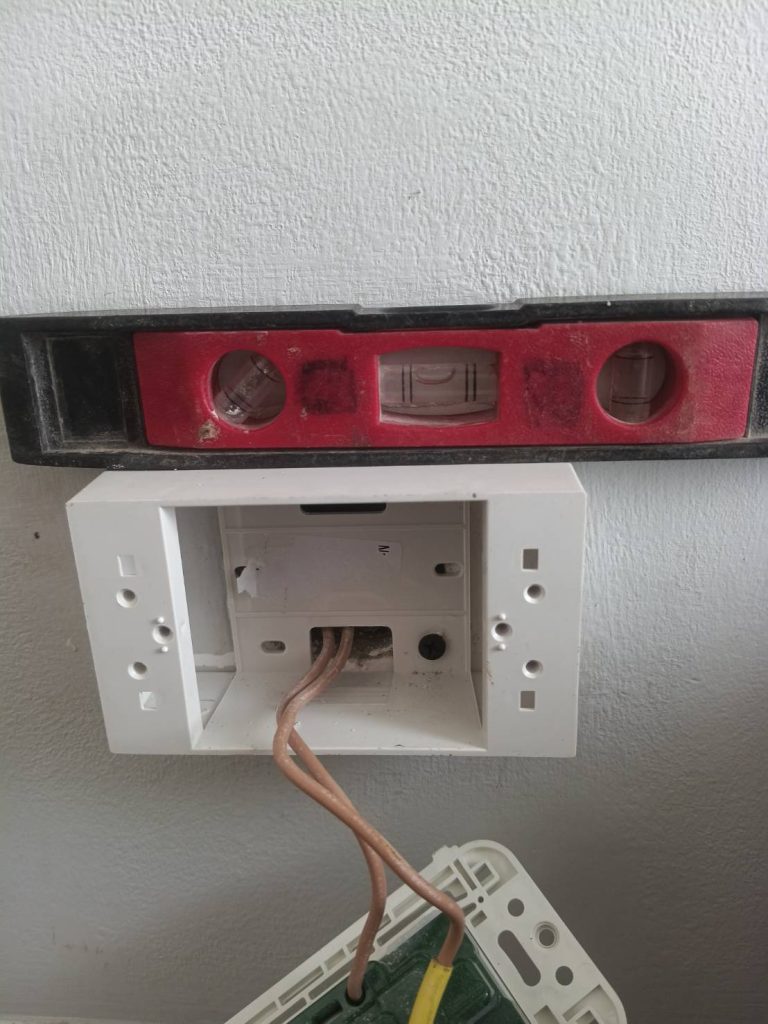 ติดตั้งปลั๊กไฟ