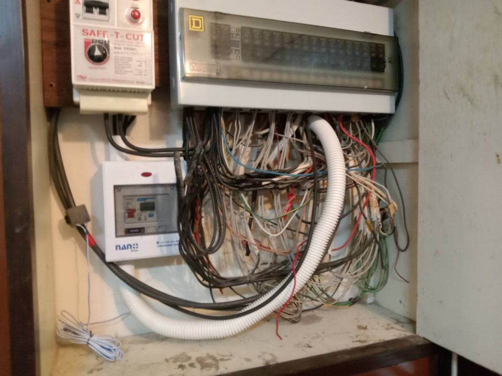ตู้คอนซูมเมอร์ที่สายไฟพันกันยุ่งเหยิง