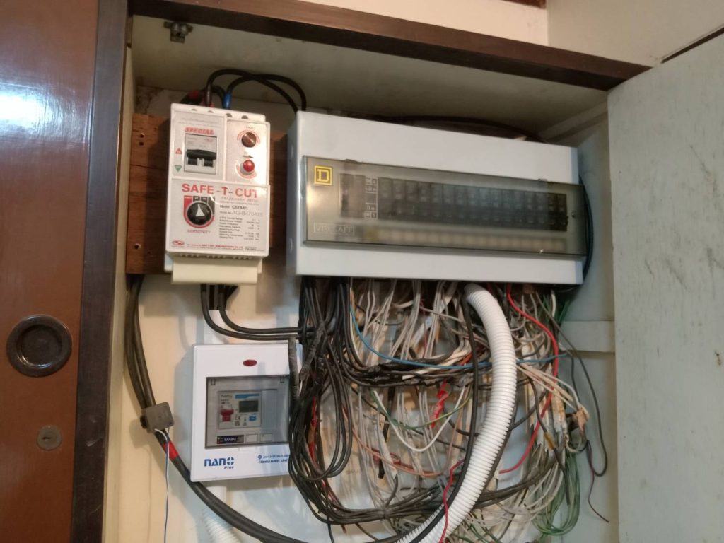 ตู้คอนซูมเมอร์ที่สายไฟพันกันยุ่งเหยิง