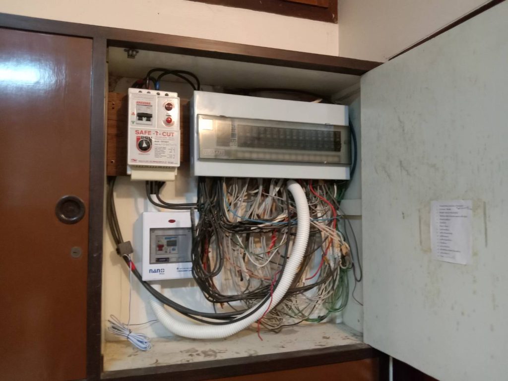 ตู้คอนซูมเมอร์ที่สายไฟพันกันยุ่งเหยิง