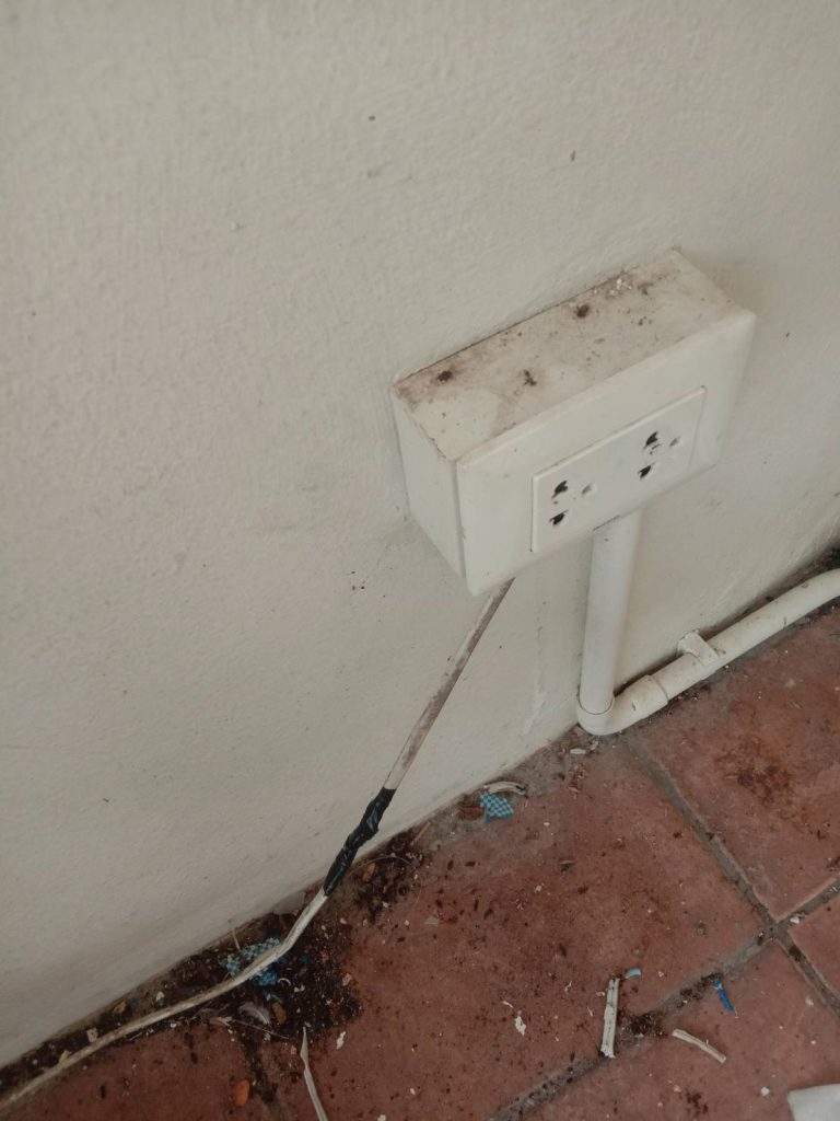 การจั้มสายจากปลั๊กไฟแต่ไม่ได้เดินสายให้เรียบร้อย