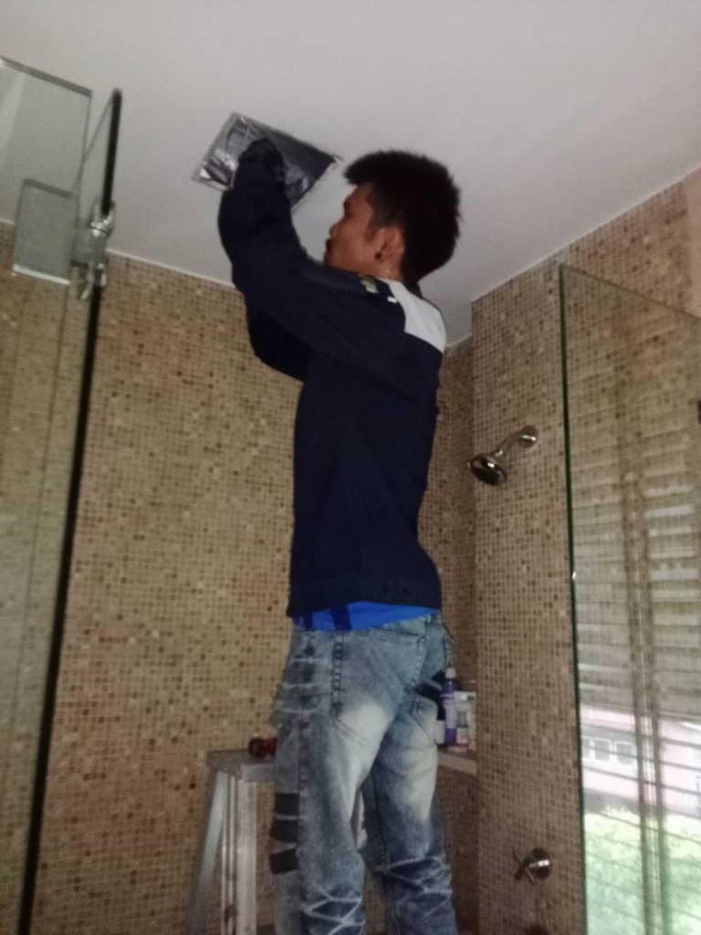 ถอดดาวน์ไลท์ซ่อมสายไฟ