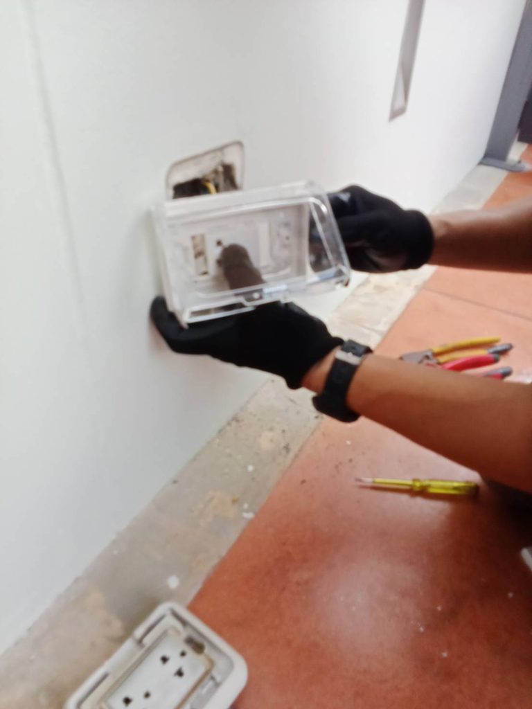 ซ่อมปลั๊กไฟ