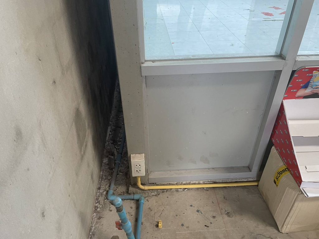 ปลั๊กไฟและแนวท่อสายไฟ