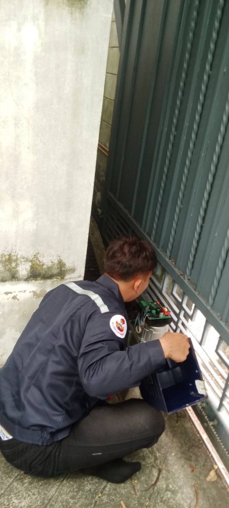 ช่างตรวจเช็กมอเตอร์ประตูรีโมท