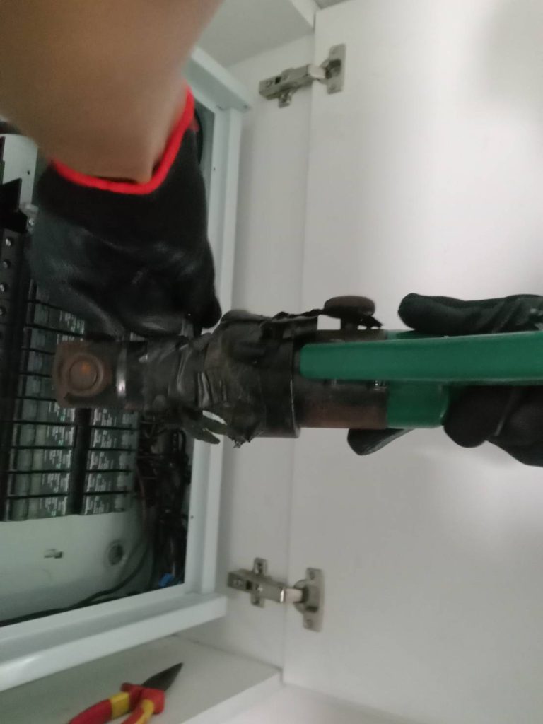 ช่างไฟฟ้าเช็คตู้โหลดเซ็นเตอร์