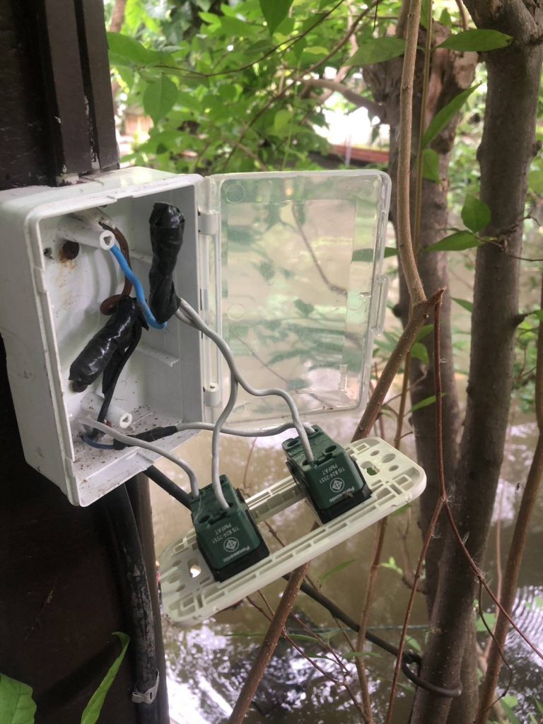 เช็กสายไฟในปลั๊กไฟ