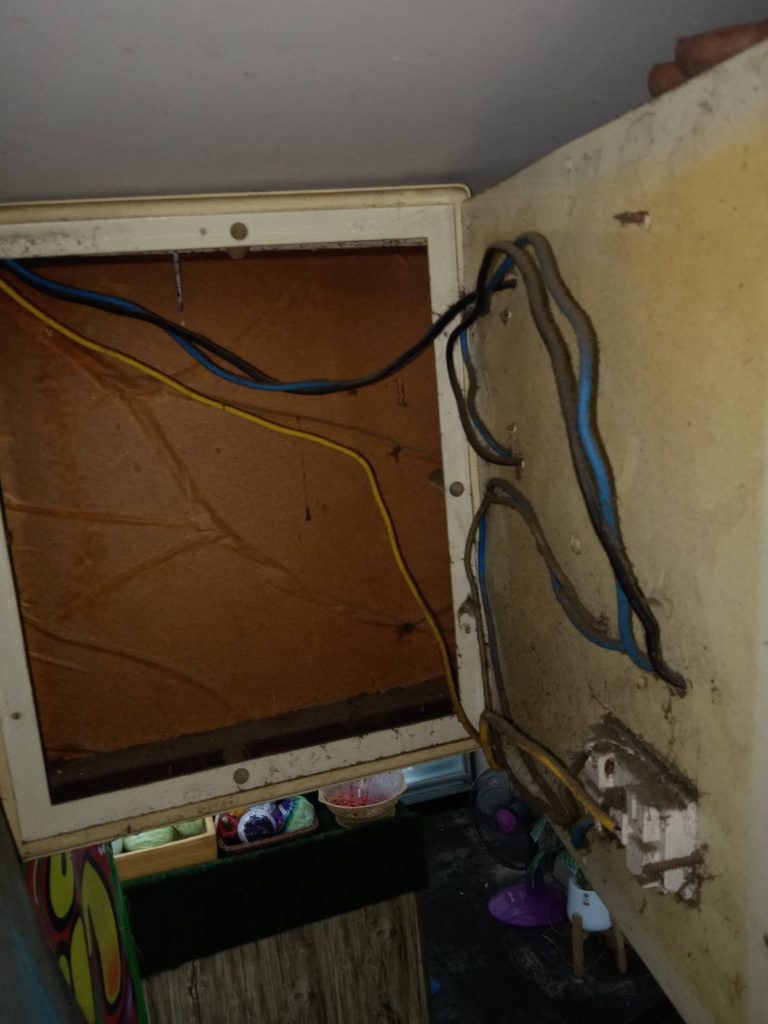 ตรวจเช็กตู้ไฟเก่า