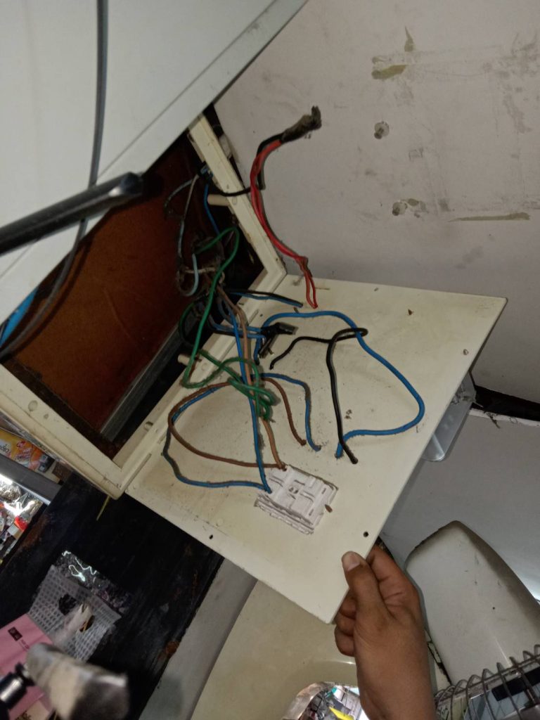 ช่างไฟฟ้าตรวจเช็กตู้ไฟเก่า