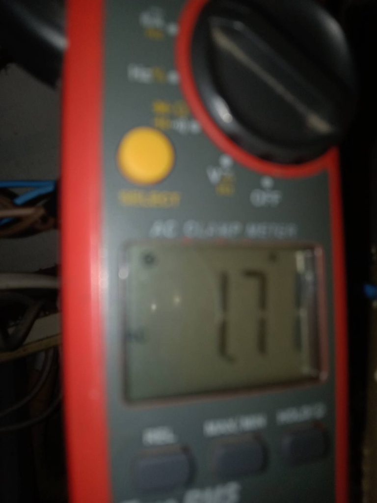 ช่างไฟฟ้าตรวจเช็กตู้ไฟเก่า