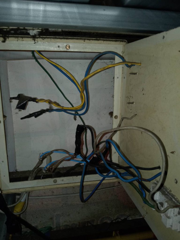 ช่างไฟฟ้าตรวจเช็กตู้ไฟเก่า