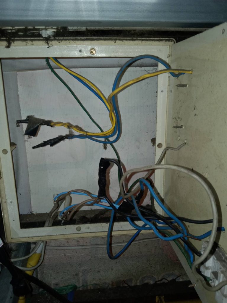 ช่างไฟฟ้าตรวจเช็กตู้ไฟเก่า