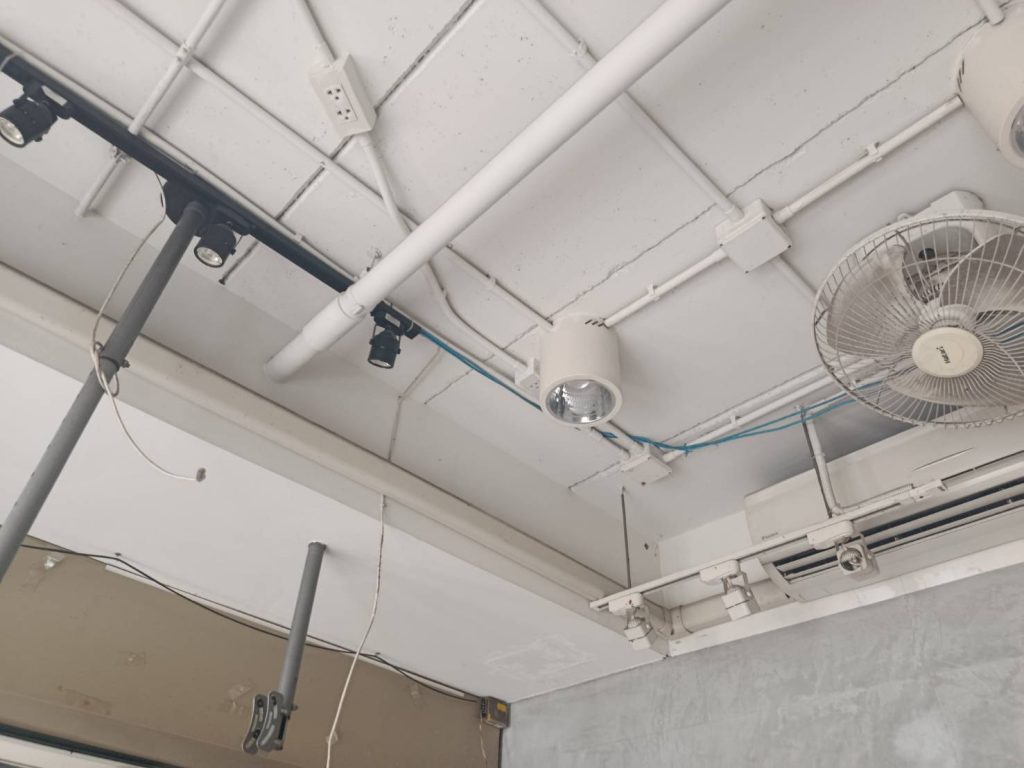 แนวท่อสายไฟบนเพดาน