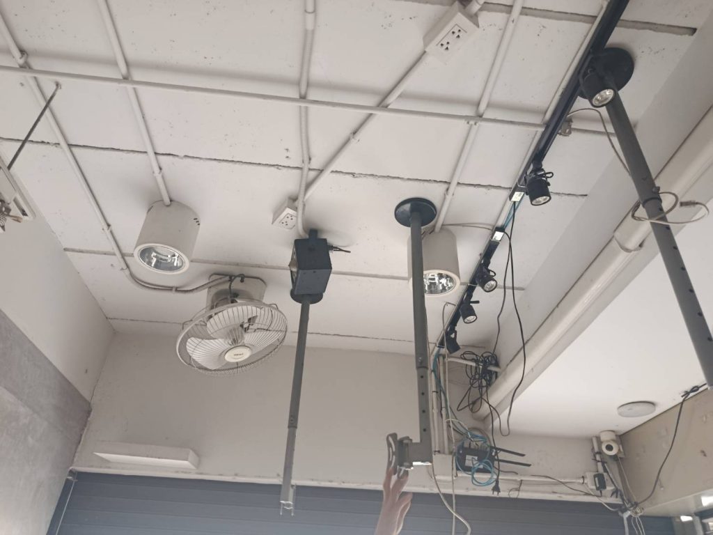 แนวท่อสายไฟบนเพดาน