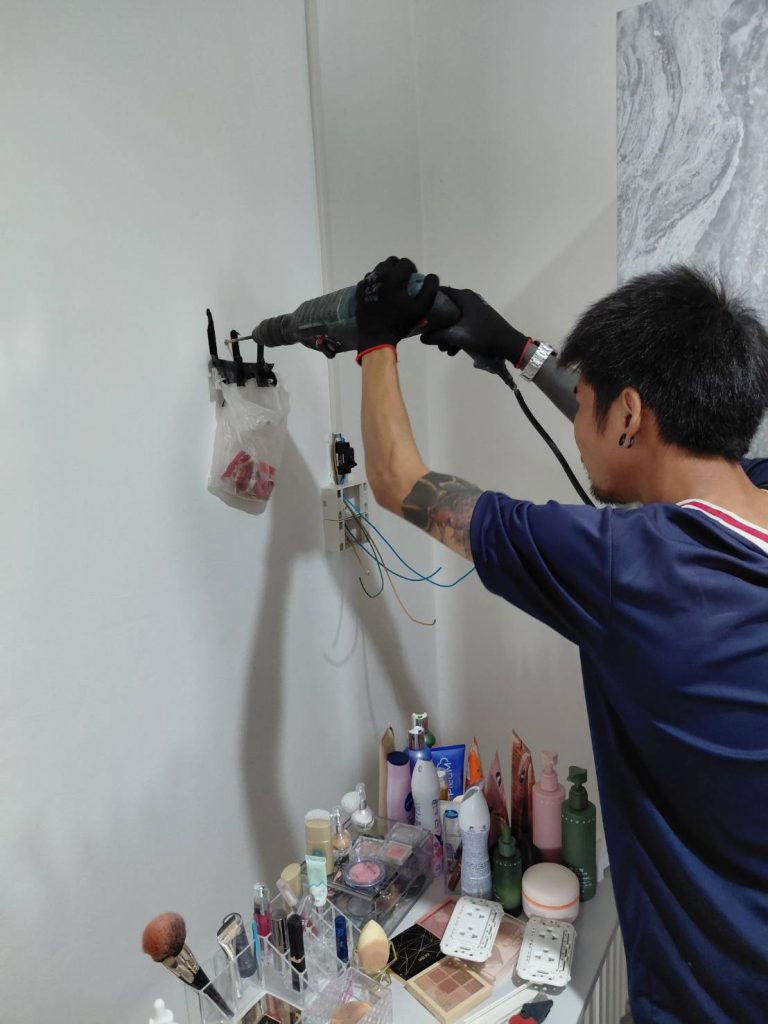 เจาะผนังเตรียมติดตั้ง