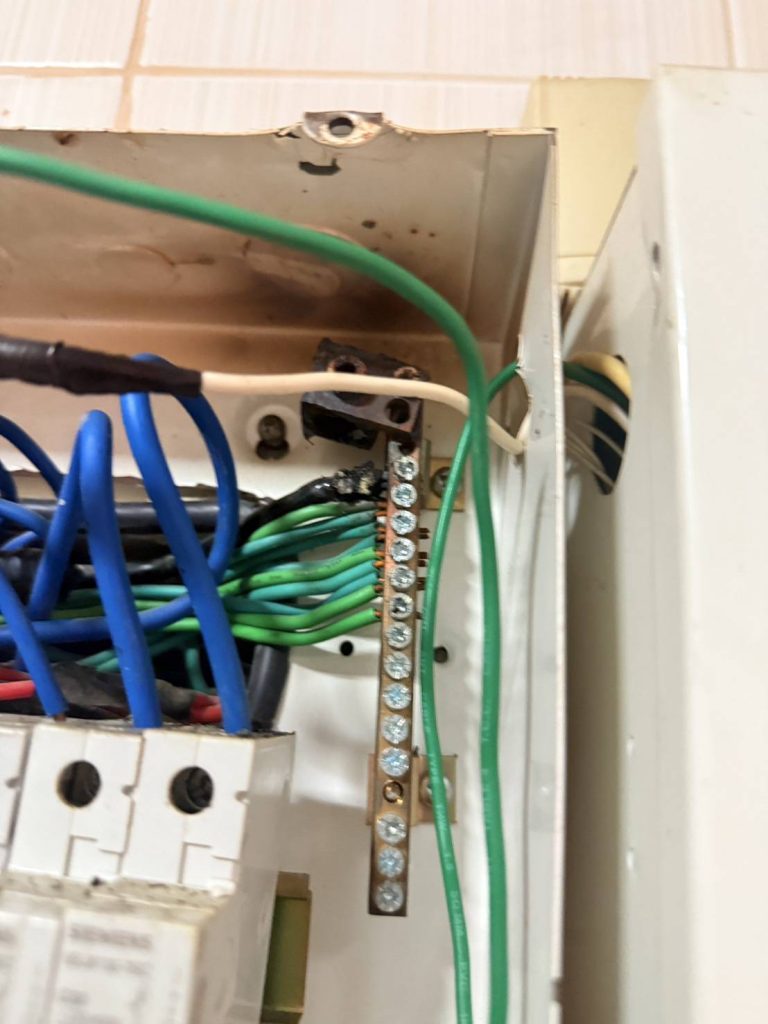 เปลี่ยนสายไฟที่ไหม้ในตู้คอนซูมเมอร์