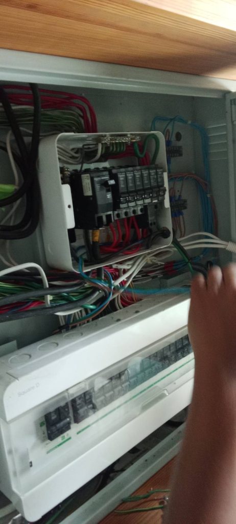 เช็ดเมนเบรกเกอร์