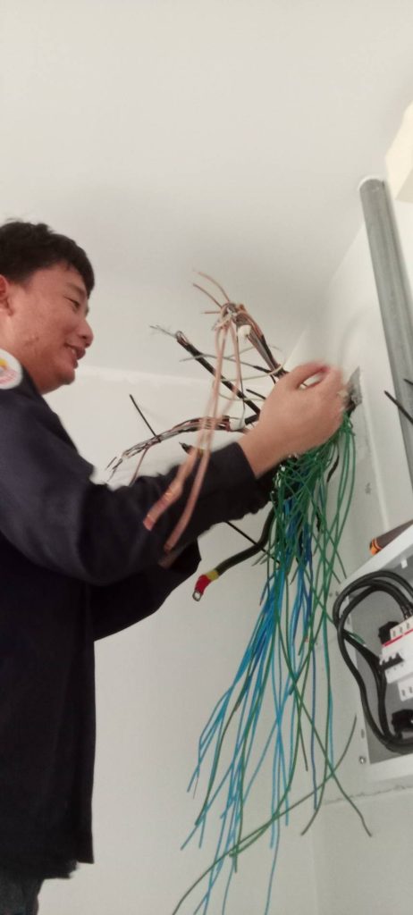 ช่างไฟฟ้าเดินสายไฟเตรียมติดตั้งตู้โหลดเซ็นเตอร์