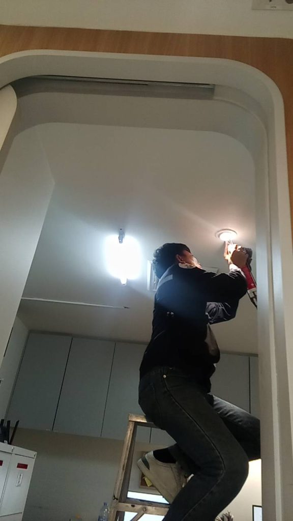 ช่างไฟฟ้าตรวจเช็กดาวน์ไลท์