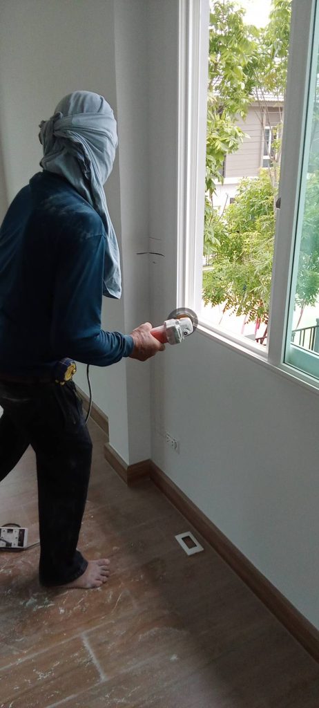 กรีดปูนฝังสายไฟ