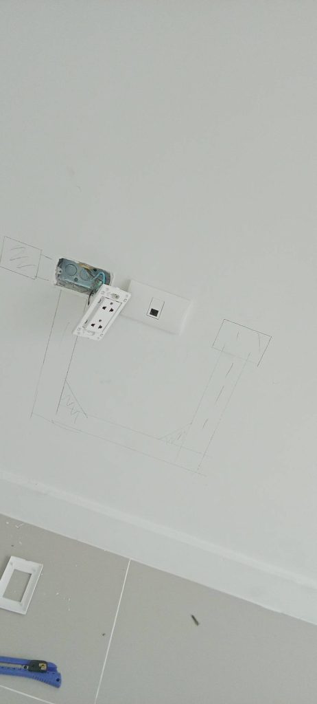 เตรียมกรีดปูนฝังสายไฟ